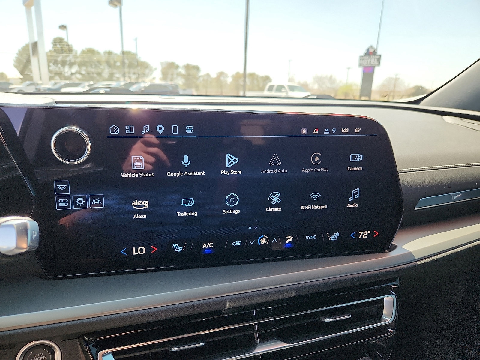 Used 2025 Chevrolet Traverse LT image 12