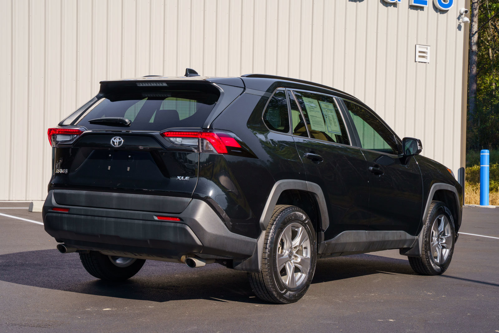 Used 2024 Toyota RAV4 XLE w/ Convenience Package FWD image 7