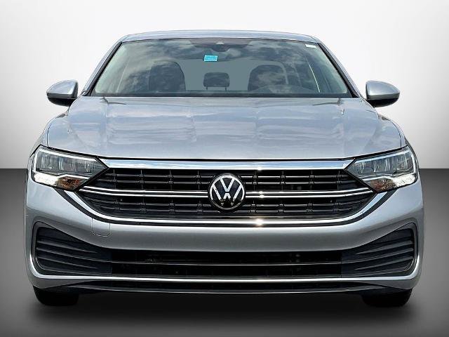 Used 2023 Volkswagen Jetta SE FWD image 2