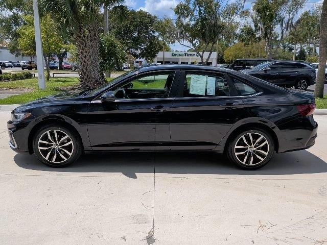 Used 2025 Volkswagen Jetta SE FWD image 11