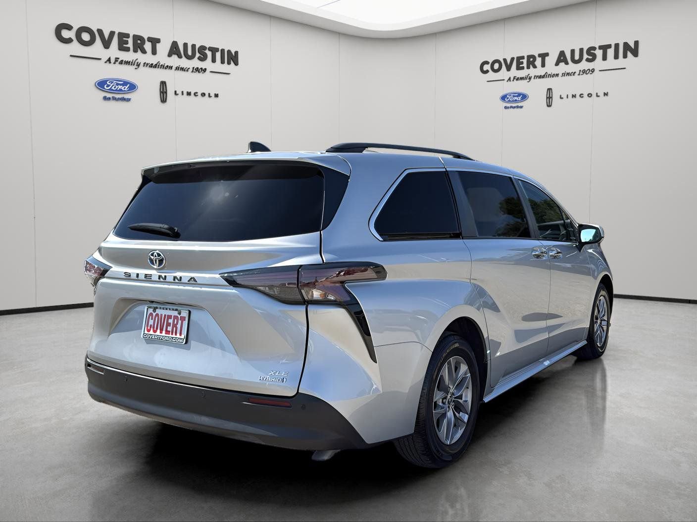 Used 2023 Toyota Sienna XLE image 5