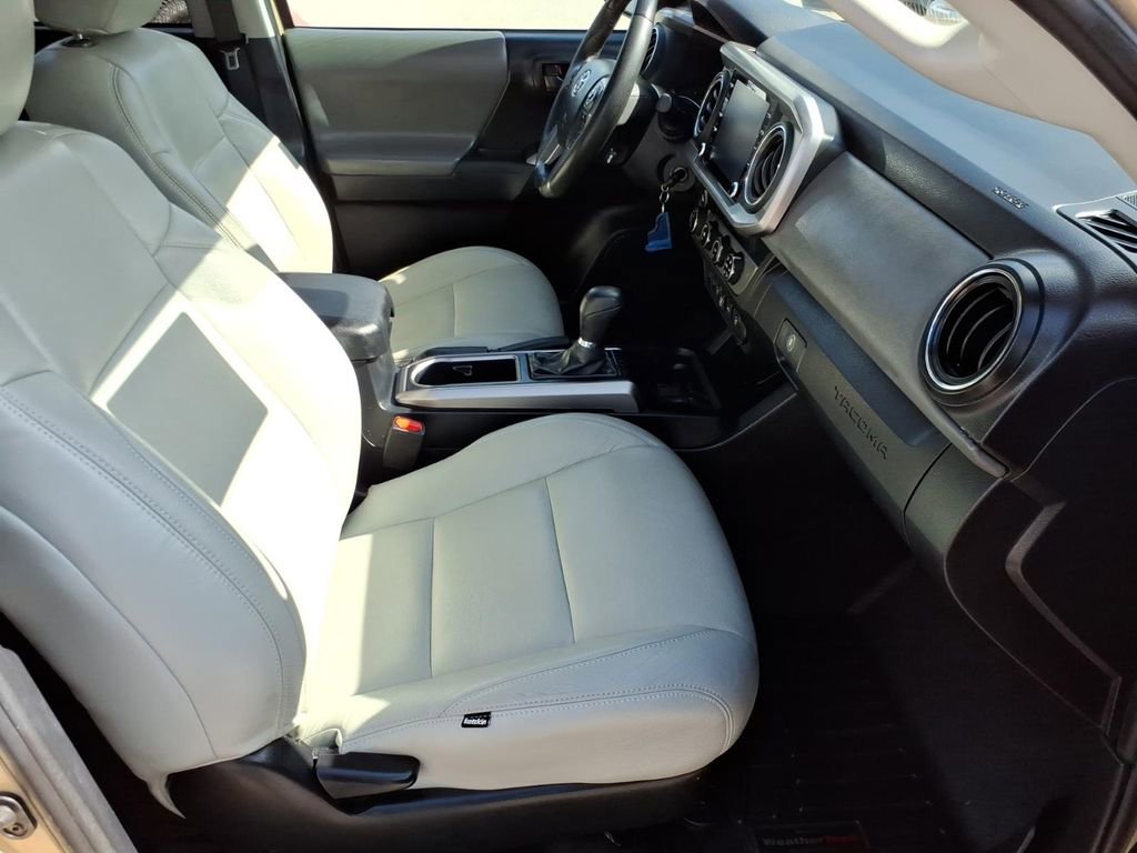 Used 2020 Toyota Tacoma SR5 w/ Technology Package AWD/4WD image 4