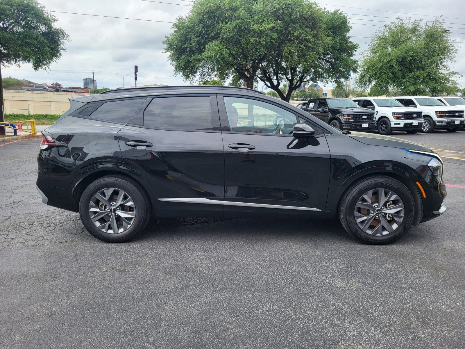 Used 2023 Kia Sportage SX image 2