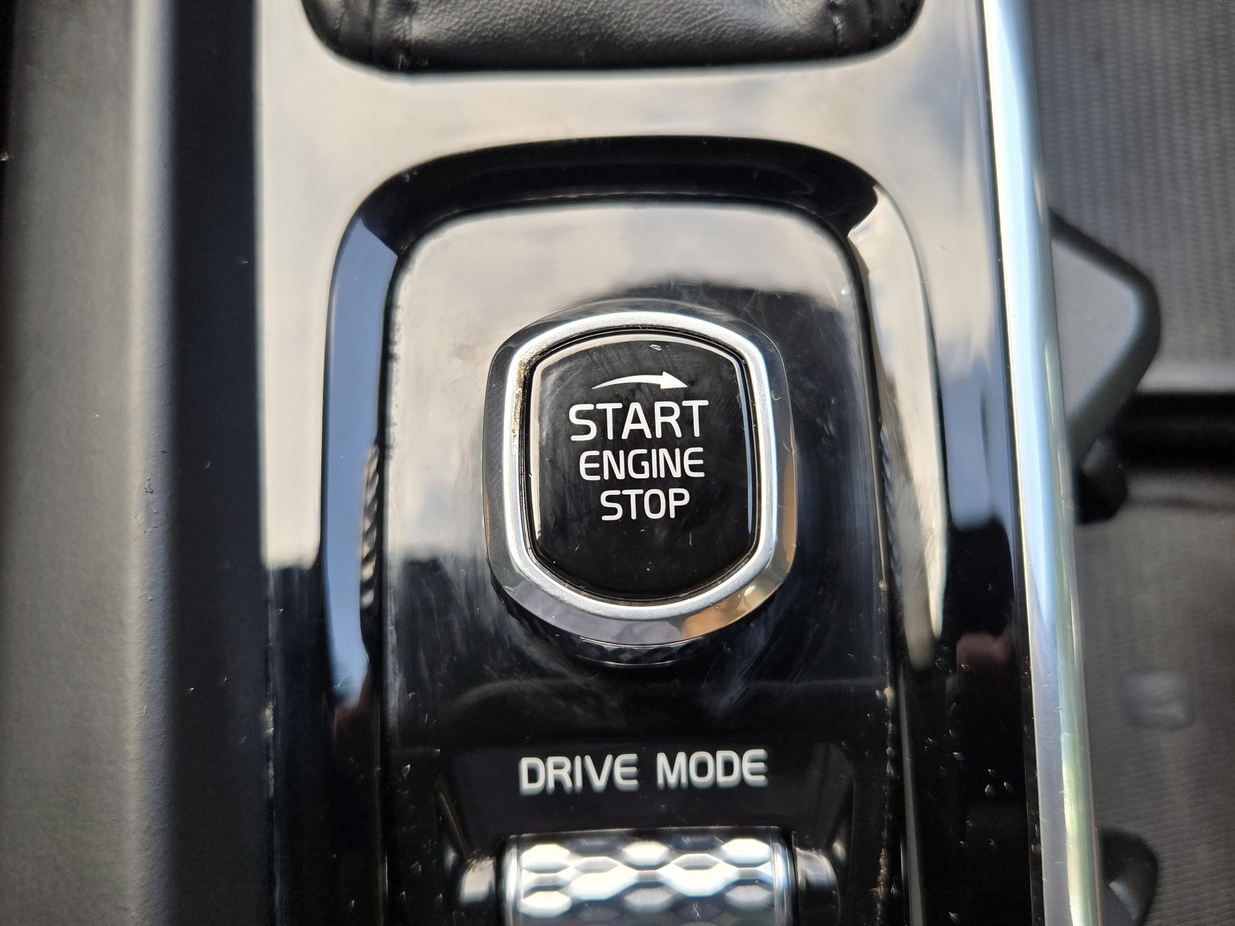 Used 2020 Volvo XC60 T6 Momentum w/ Protection Package image 16