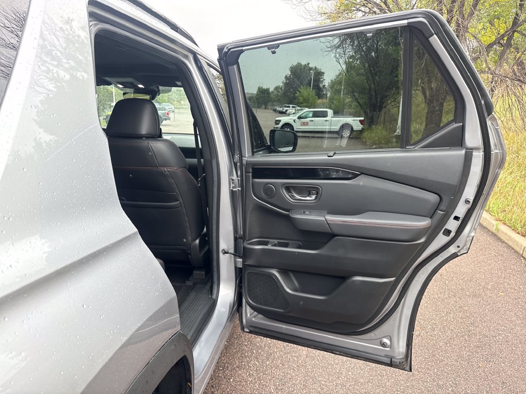 Used 2025 Honda Pilot TrailSport image 25