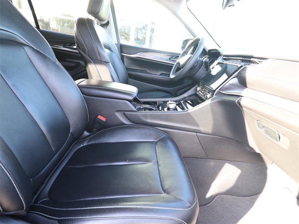 Used 2023 Jeep Grand Cherokee Limited w/ Black Appearance Package image 21