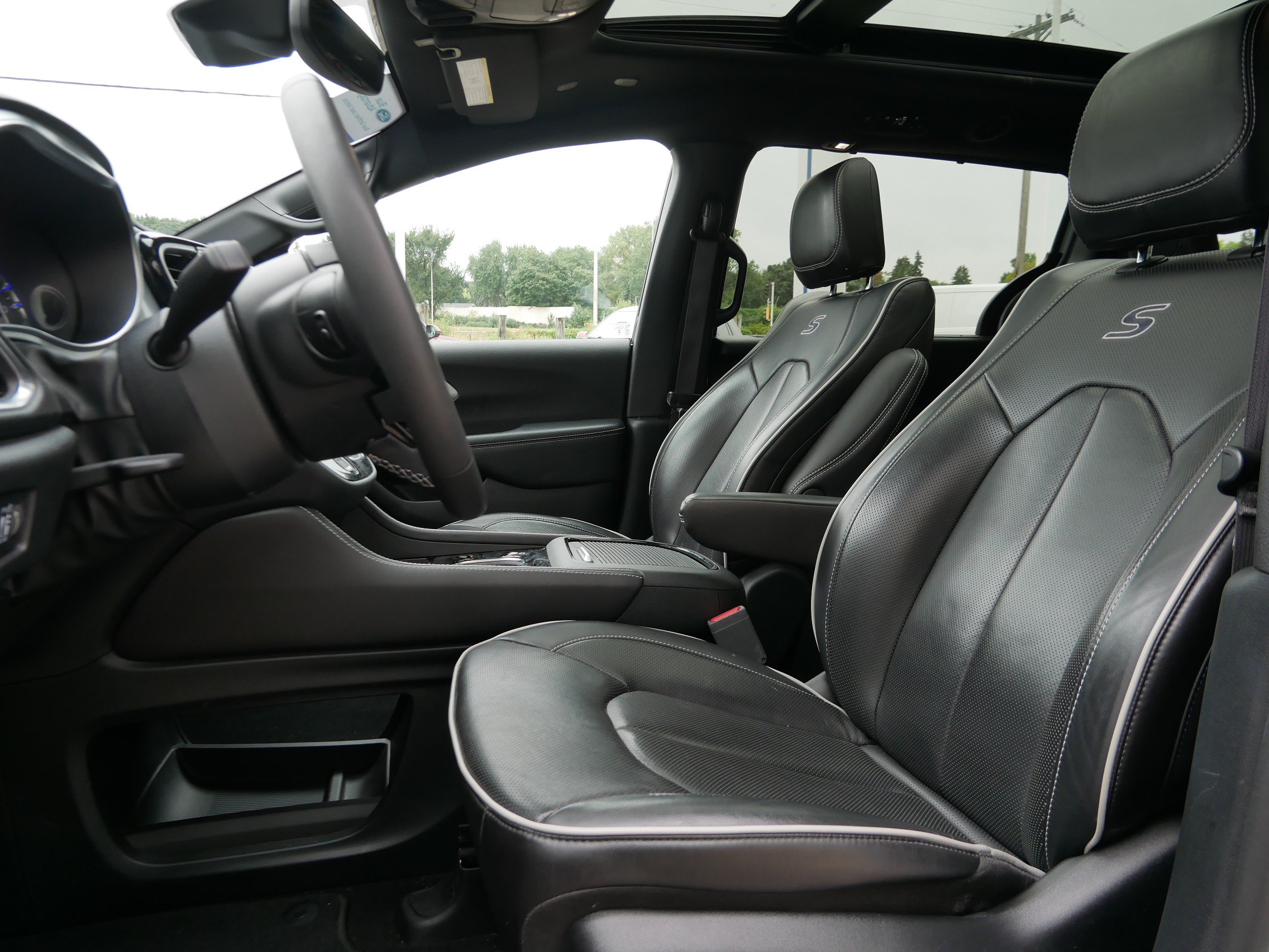 Used 2025 Chrysler Pacifica Limited FWD image 6