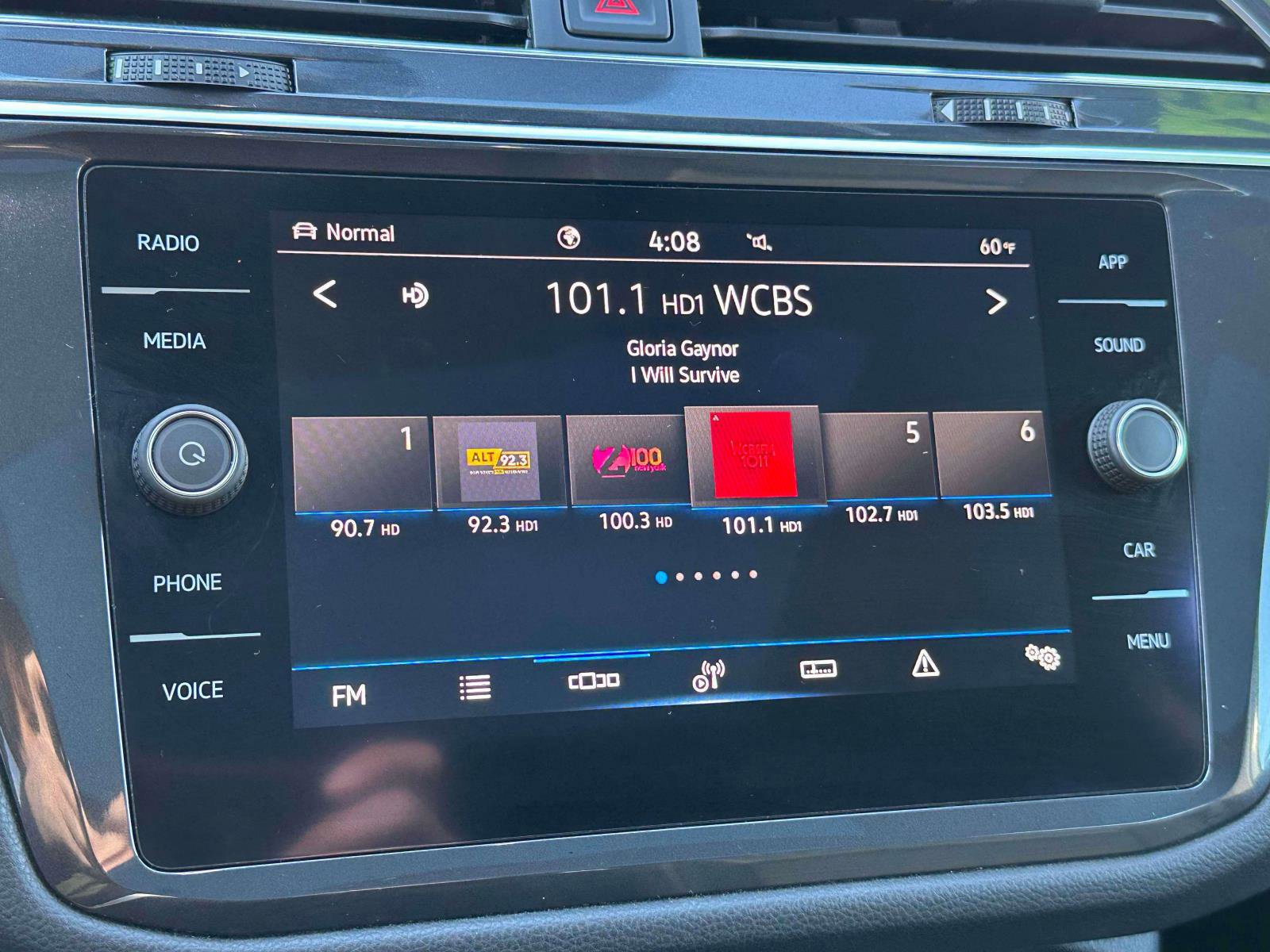 Used 2021 Volkswagen Tiguan SE w/ Panoramic Sunroof Package image 28