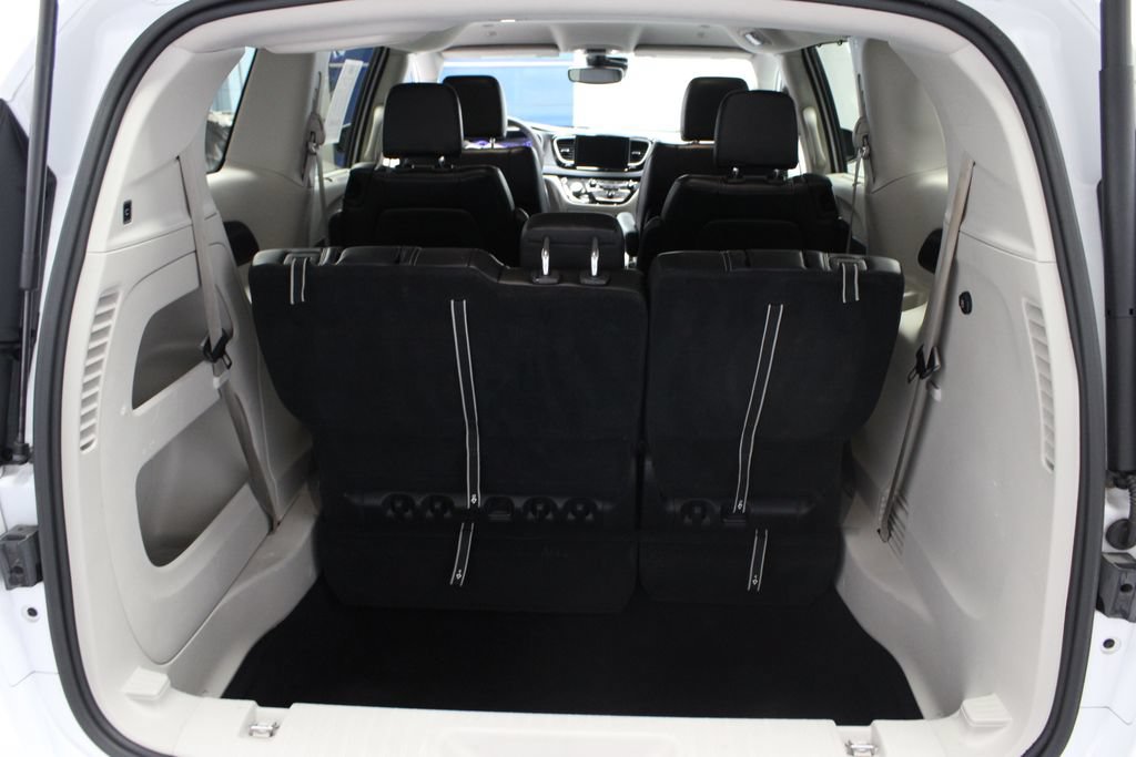 Used 2023 Chrysler Pacifica Touring-L FWD image 17