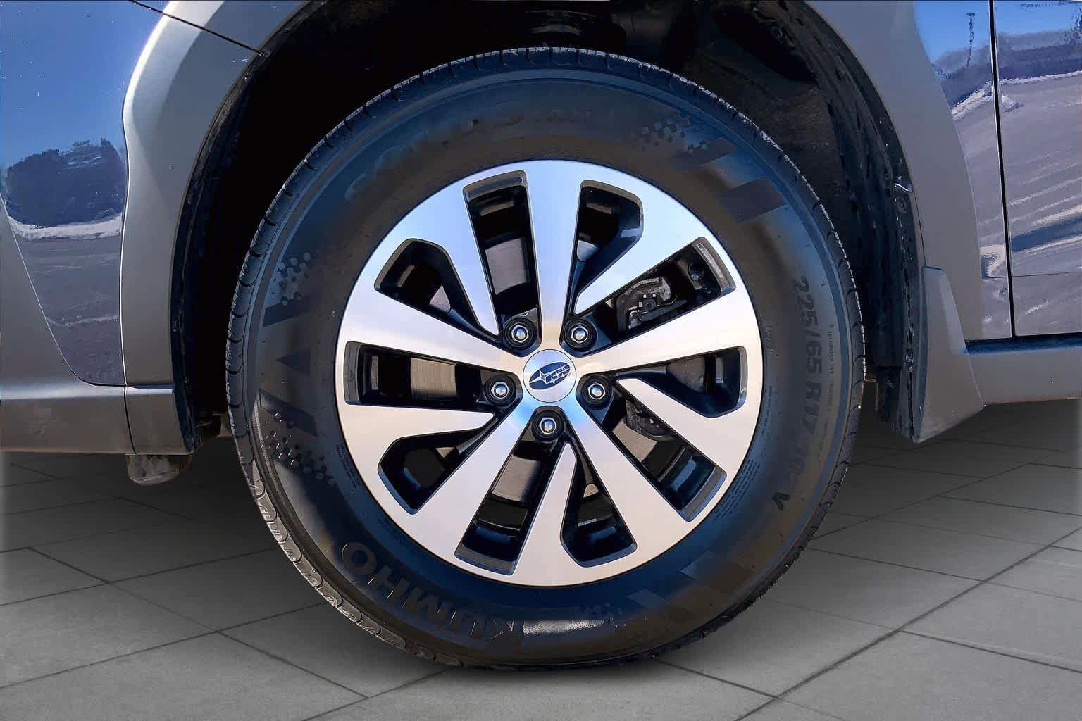 Used 2025 Subaru Outback Premium AWD/4WD image 11