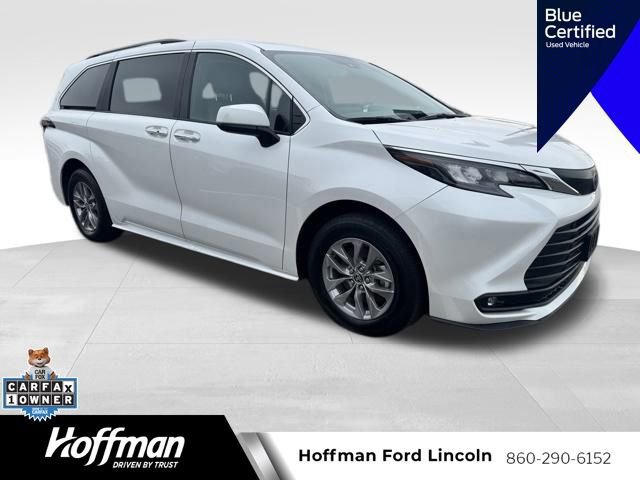 Used 2025 Toyota Sienna XLE image 8