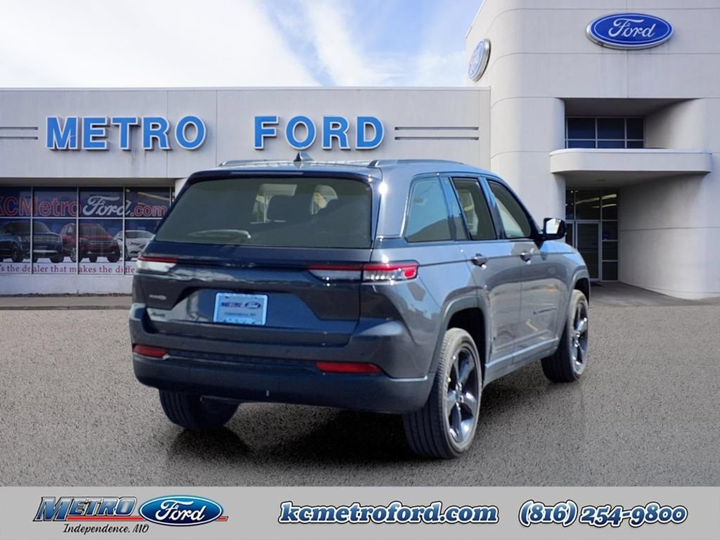 Used 2023 Jeep Grand Cherokee Altitude AWD/4WD image 3