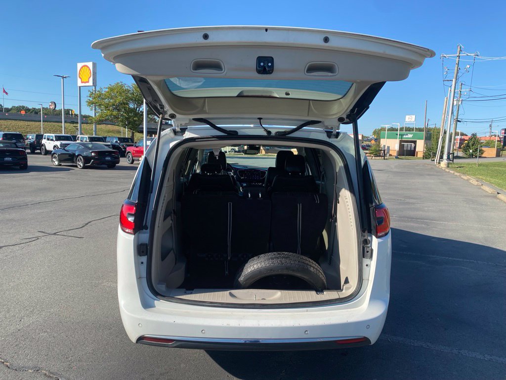 Used 2022 Chrysler Pacifica Touring-L FWD image 9