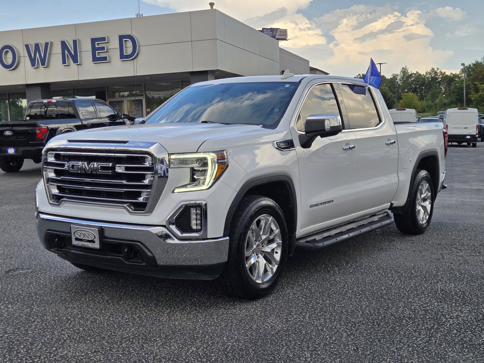 Used 2021 GMC Sierra 1500 SLT w/ SLT Convenience Package AWD/4WD image 2