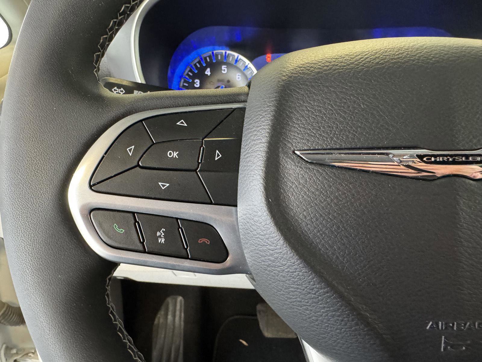 Used 2022 Chrysler Pacifica Touring-L image 13