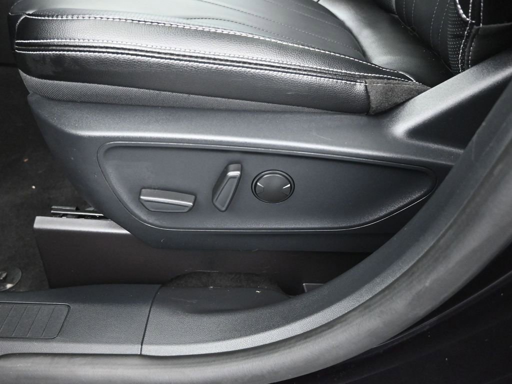 Certified 2025 Ford Escape Platinum w/ Premium Technology Package image 17