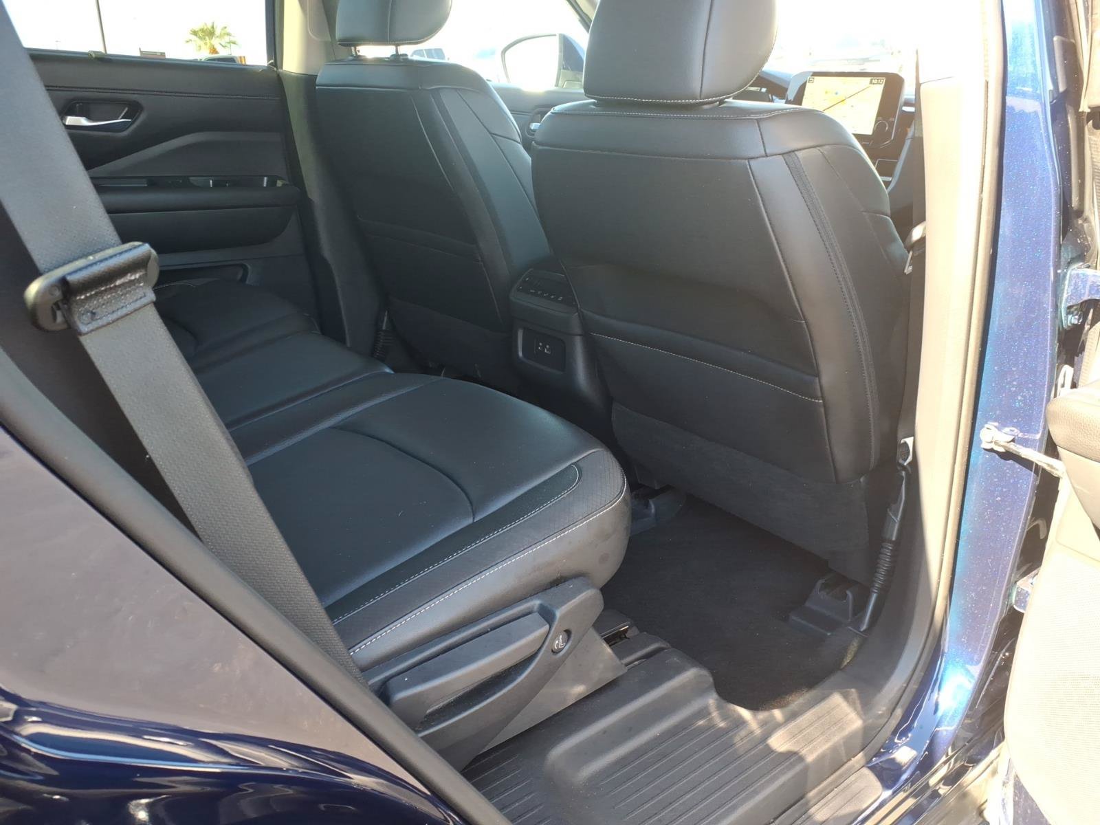 Used 2025 Nissan Pathfinder SL FWD image 12