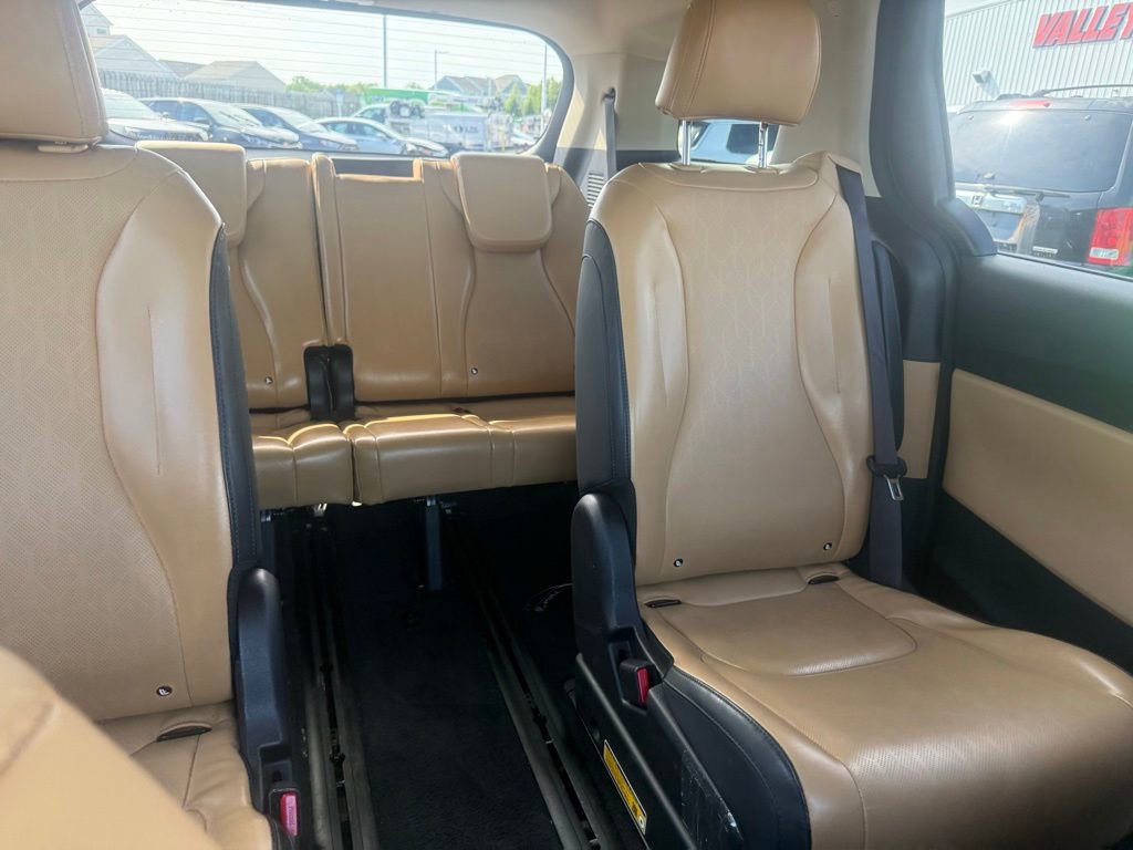 Used 2024 Kia Carnival LX FWD image 54