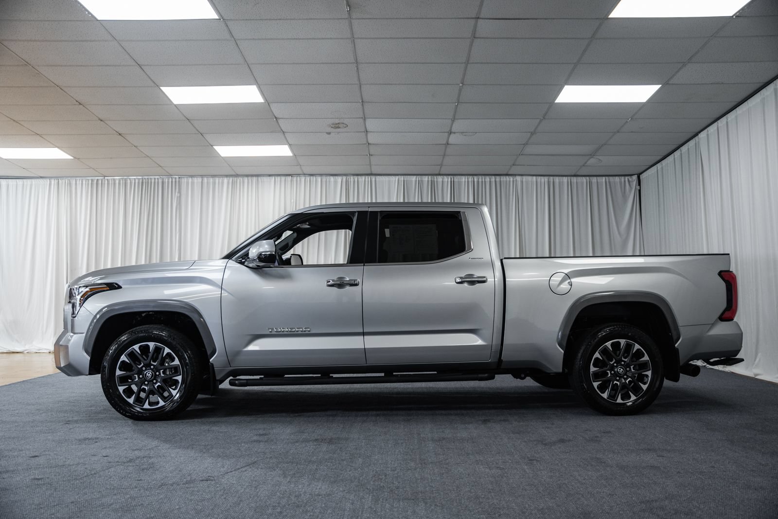 Used 2025 Toyota Tundra Limited AWD/4WD image 4