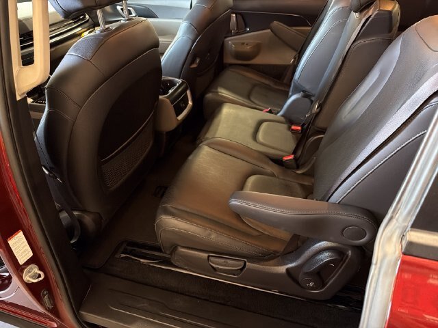 Used 2025 Kia Carnival FWD image 17
