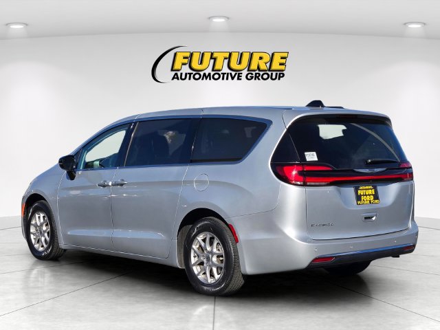 Used 2024 Chrysler Pacifica Touring-L FWD image 6