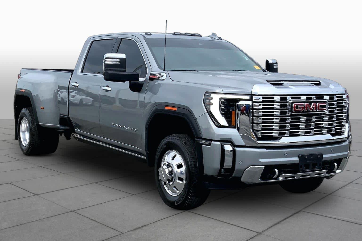 Used 2026 GMC Sierra 3500 Denali w/ Denali Reserve Package AWD/4WD image 3