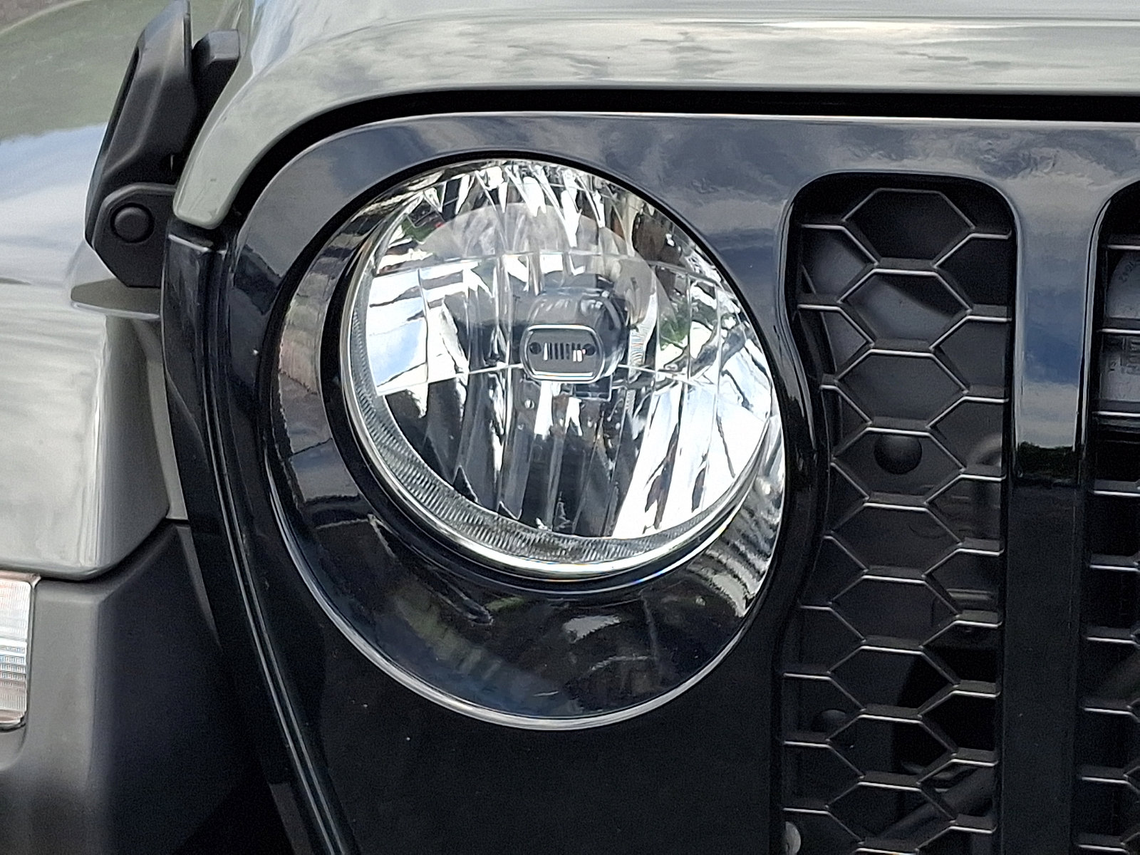 Used 2023 Jeep Gladiator Sport AWD/4WD image 9