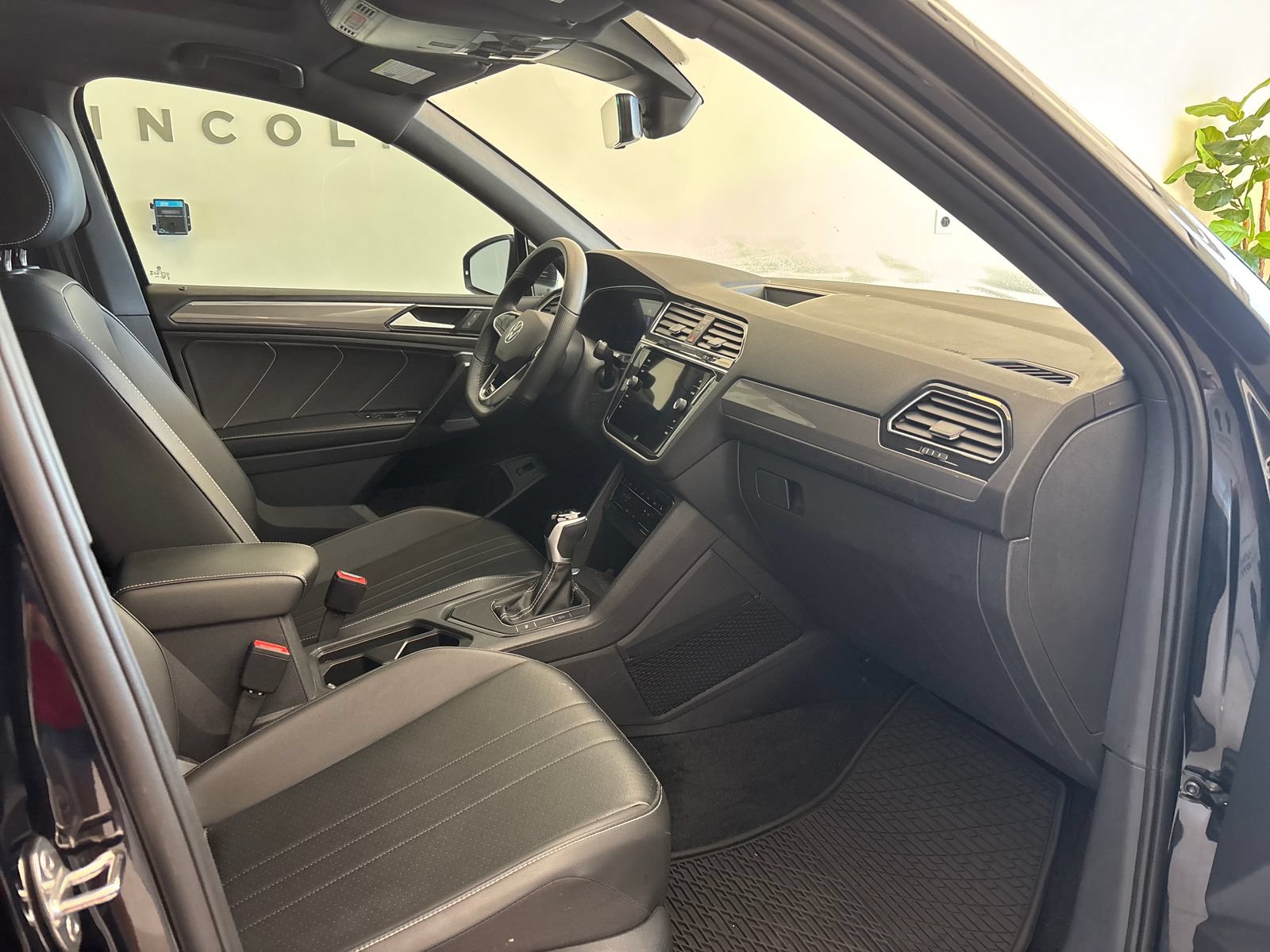 Used 2024 Volkswagen Tiguan SE R-Line FWD image 6