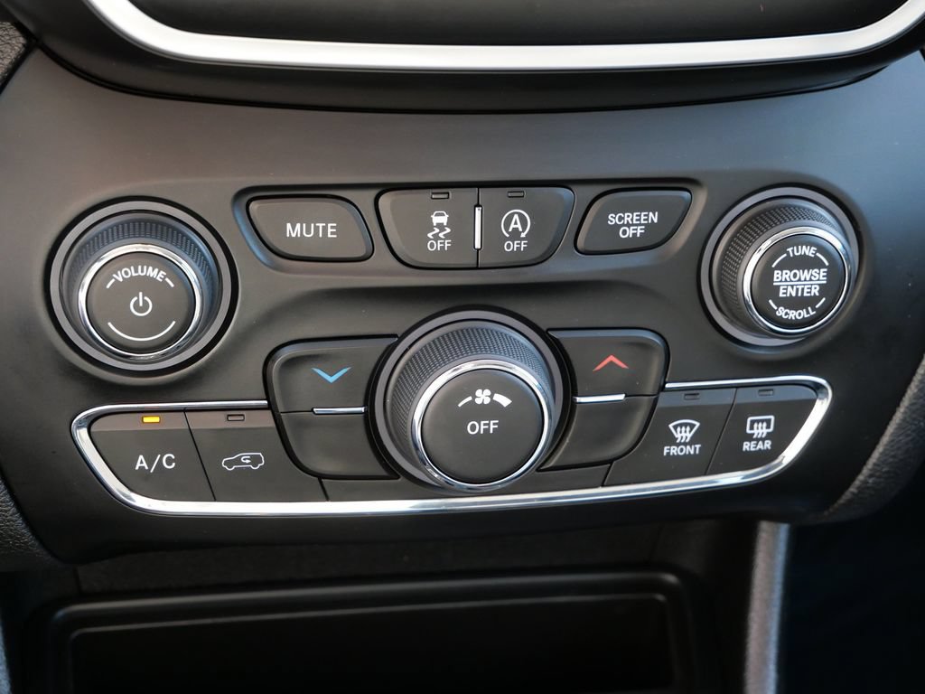 Used 2020 Jeep Cherokee Latitude w/ Safety Group AWD/4WD image 23
