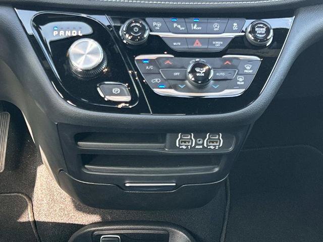 Used 2025 Chrysler Pacifica Select FWD image 16