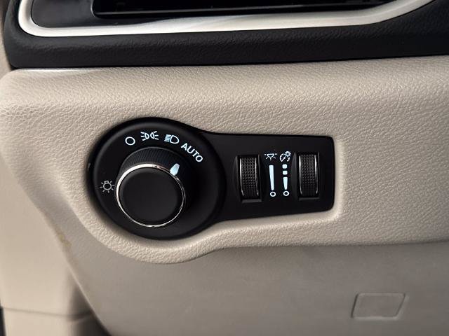Used 2023 Chrysler Voyager LX FWD image 18