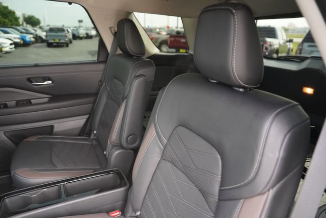 Used 2024 Nissan Pathfinder Platinum FWD image 14