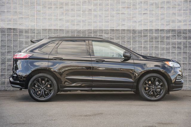 Certified 2022 Ford Edge SE w/ Black Appearance Package image 3
