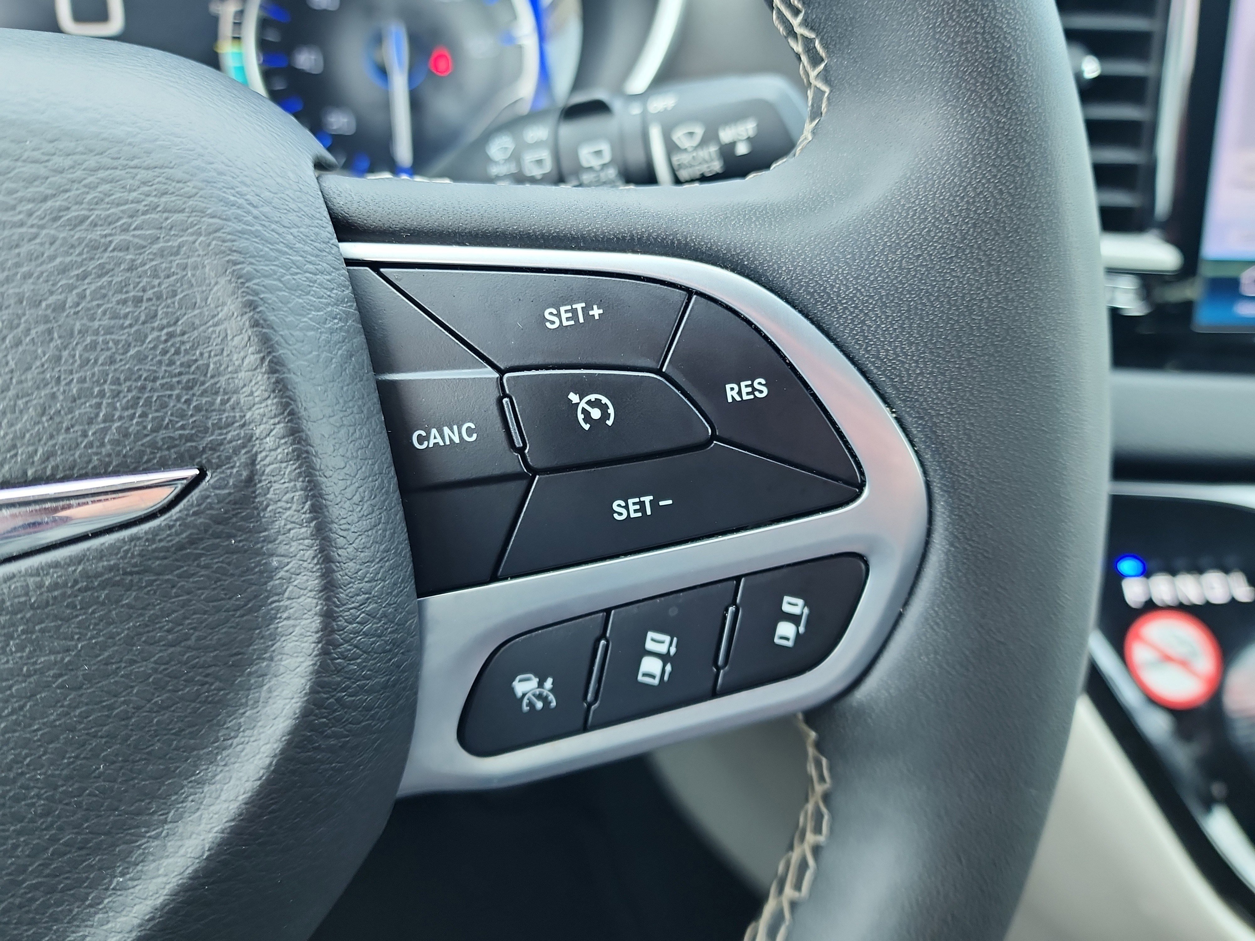 Used 2024 Chrysler Pacifica Touring-L image 22