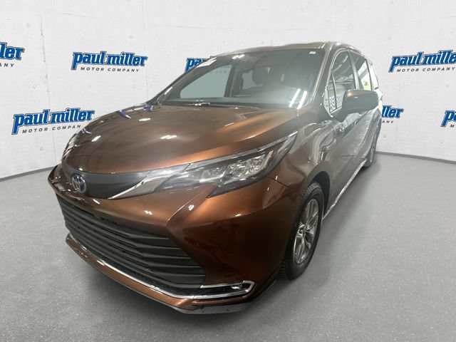 Used 2023 Toyota Sienna XLE FWD image 1
