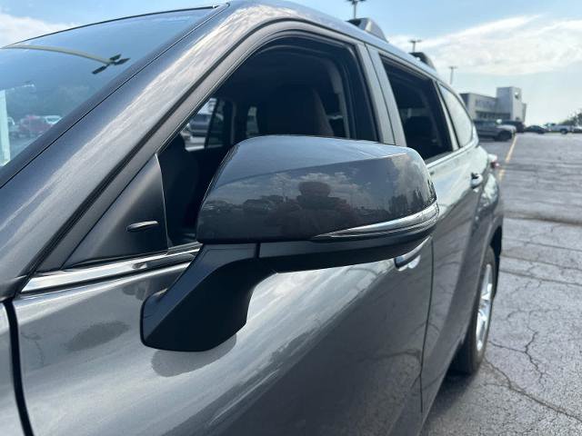 Used 2023 Toyota Highlander L FWD image 12
