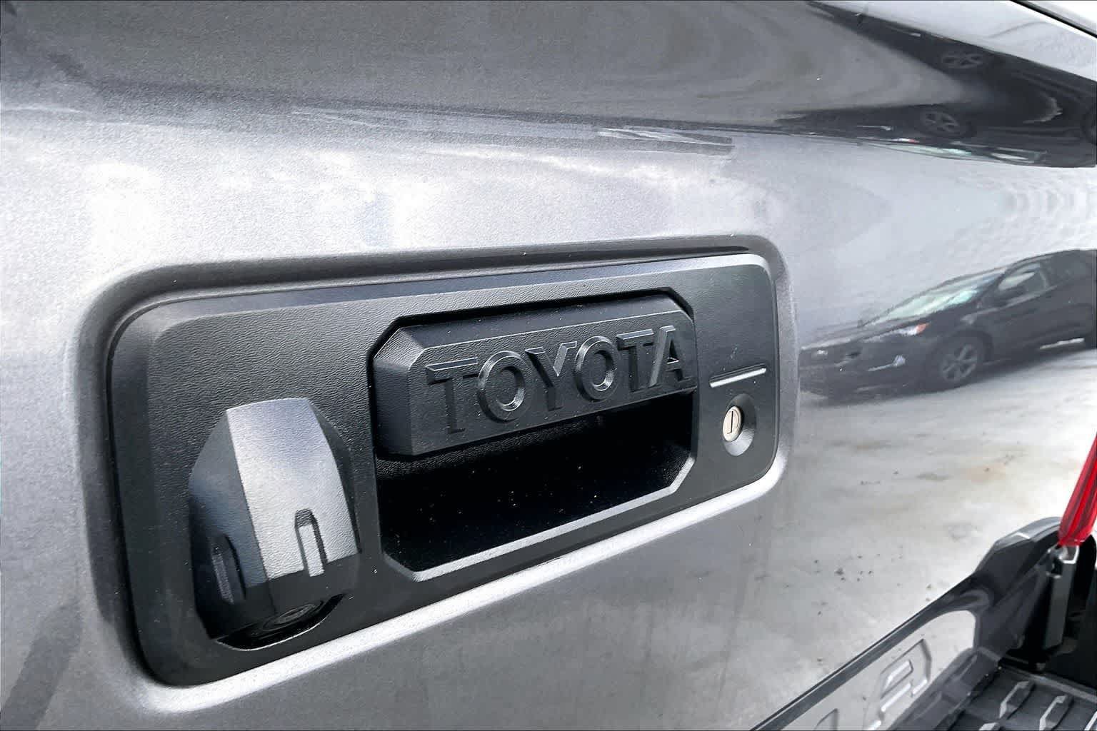 Used 2018 Toyota Tacoma SR5 RWD image 7