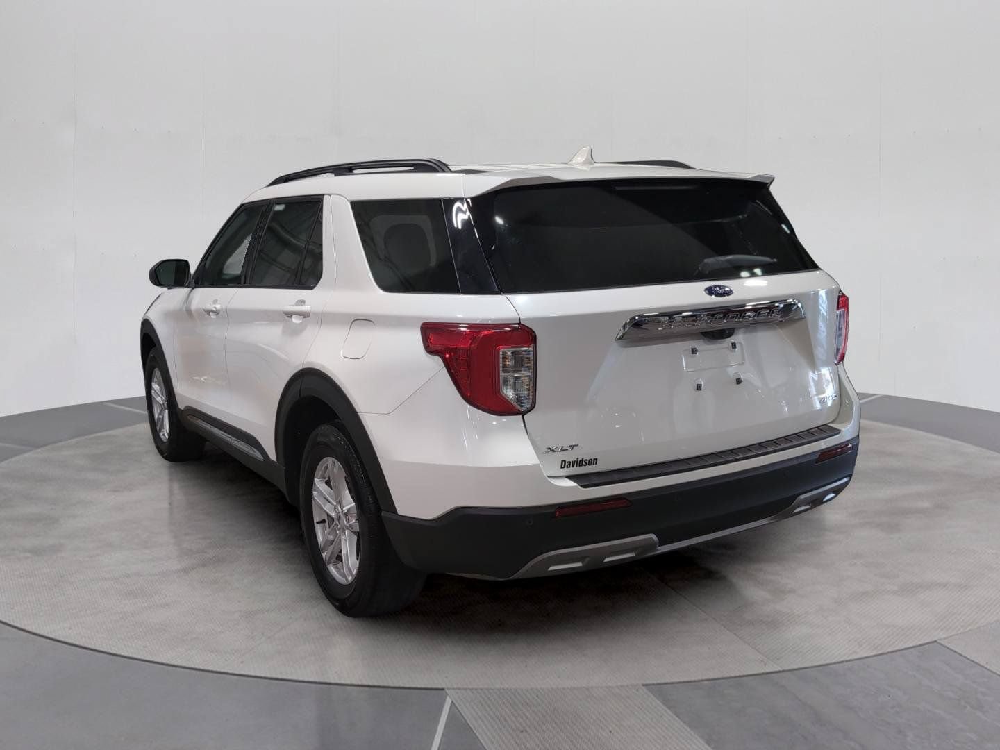 Certified 2023 Ford Explorer XLT w/ Equipment Group 202A AWD/4WD image 3