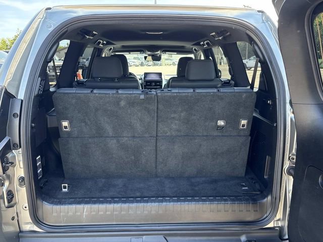 Used 2023 Lexus GX 460 Premium w/ Accessory Package AWD/4WD image 12