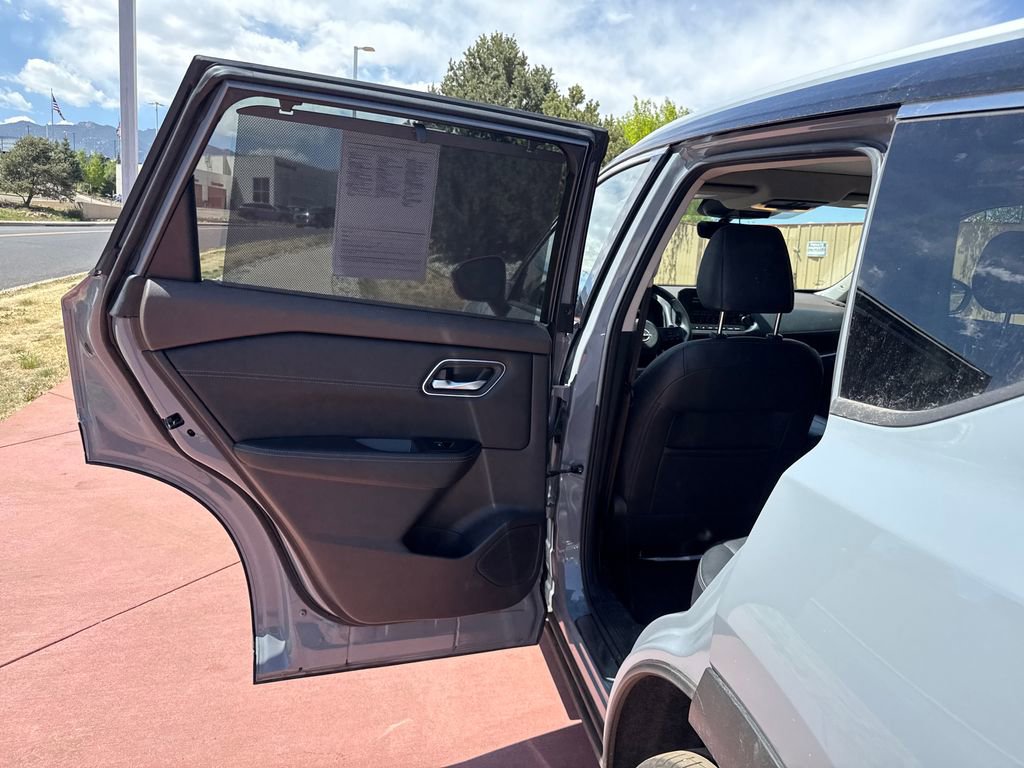 Used 2022 Nissan Rogue Platinum w/ Head-Up Display Package AWD/4WD image 17