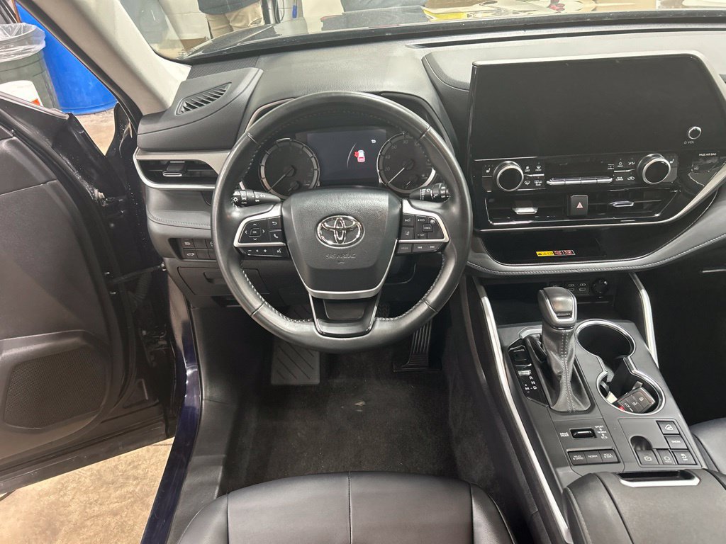 Used 2025 Toyota Highlander XLE AWD/4WD image 14