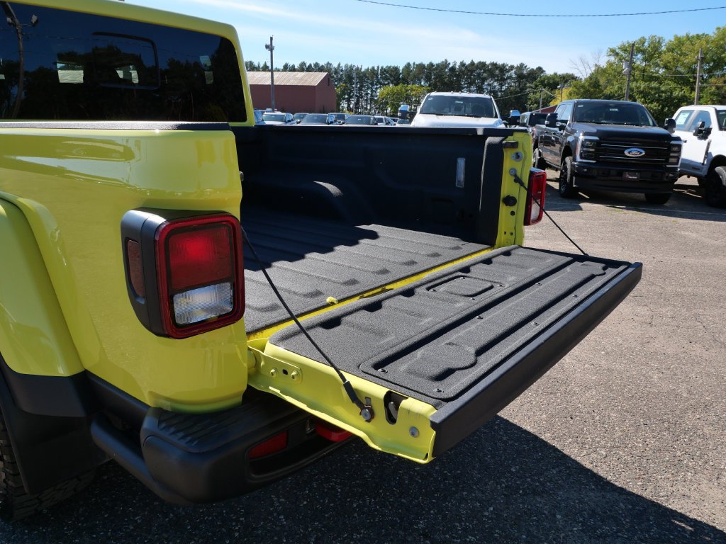 Used 2023 Jeep Gladiator Rubicon w/ Cold Weather Group AWD/4WD image 8