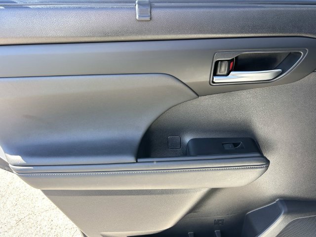 Used 2023 Toyota Highlander XLE AWD/4WD image 19