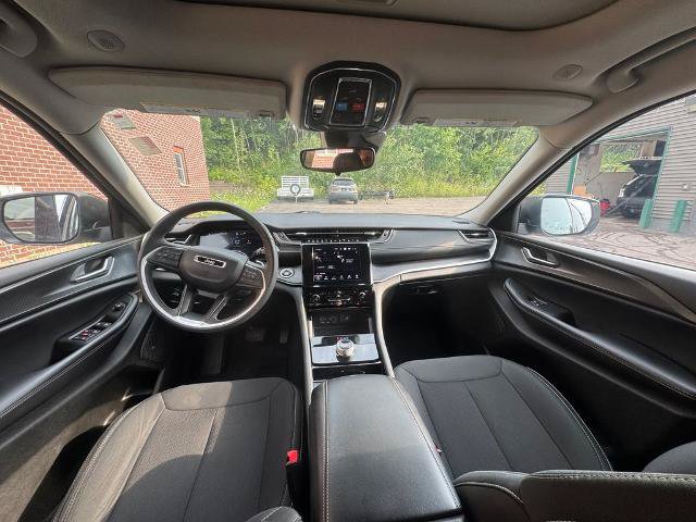 Used 2023 Jeep Grand Cherokee Laredo w/ Luxury Tech Group I AWD/4WD image 40