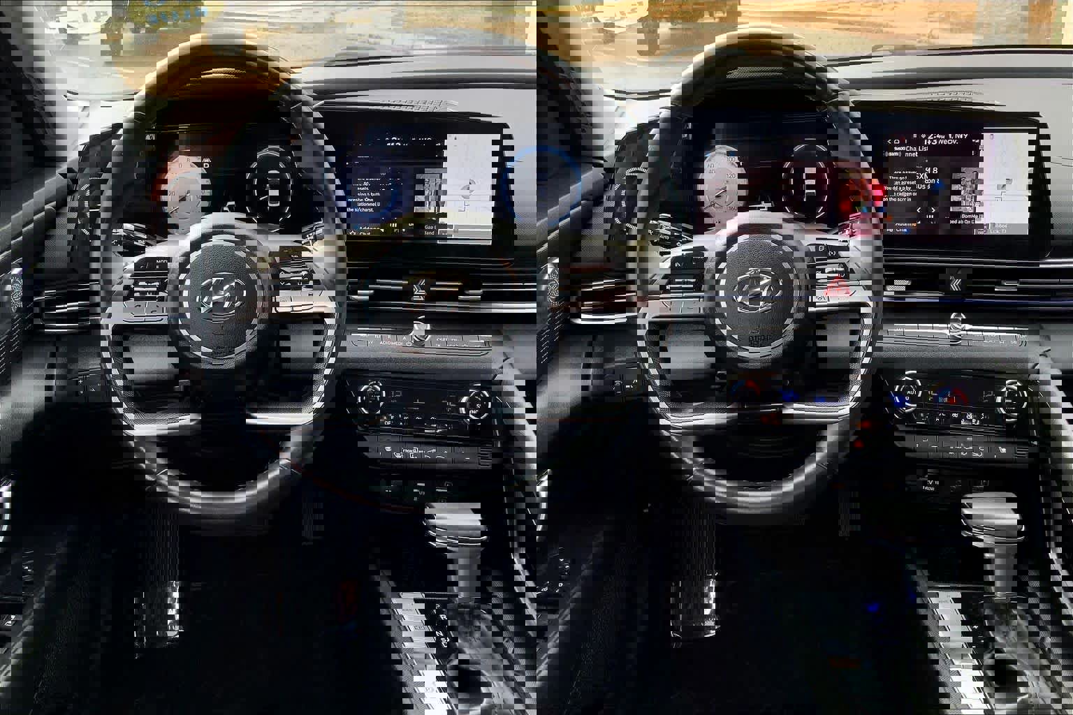 Used 2023 Hyundai Elantra Limited image 7