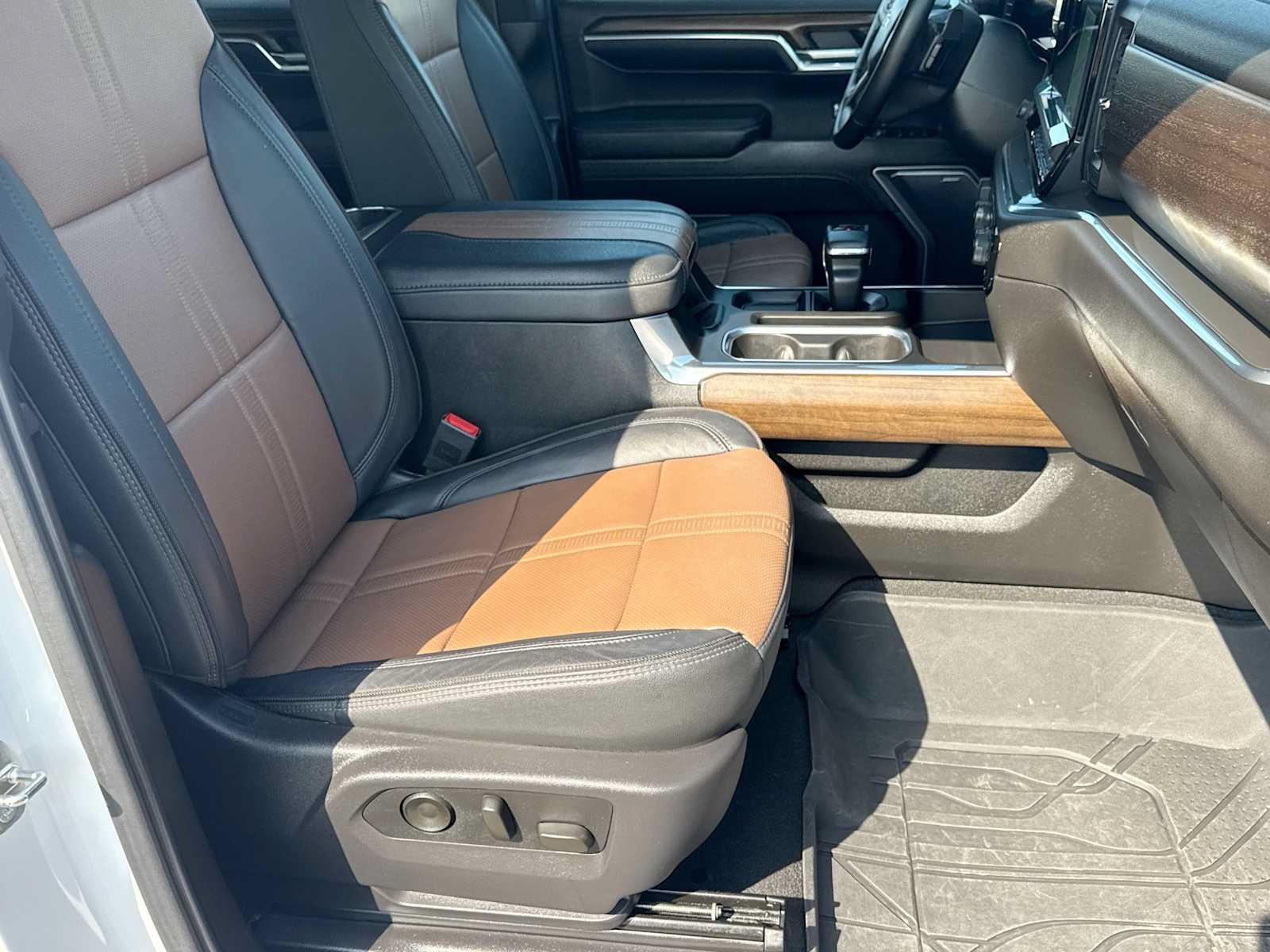 Used 2024 Chevrolet Silverado 1500 High Country w/ High Country Premium Package AWD/4WD image 22