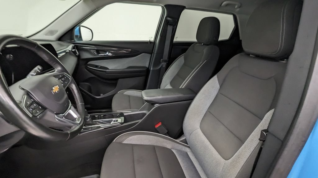 Used 2025 Chevrolet TrailBlazer LT w/ Convenience Package AWD/4WD image 2