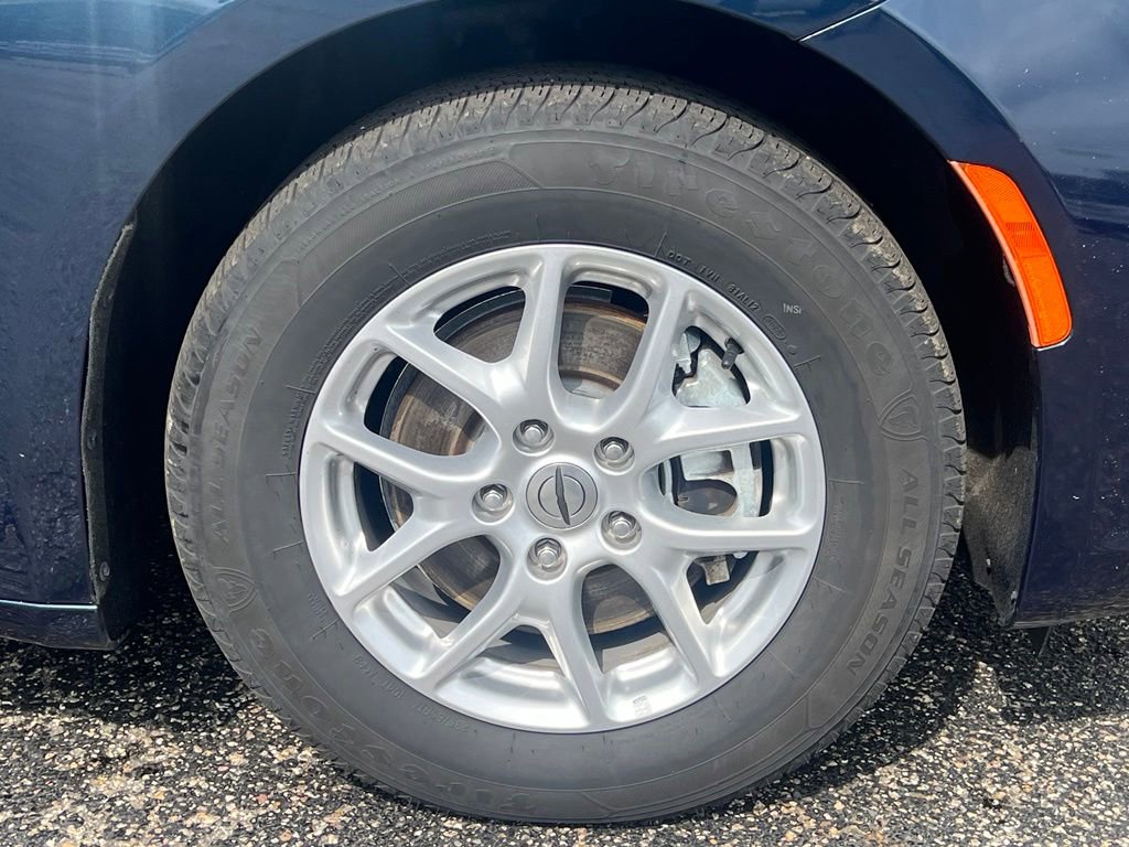 Used 2023 Chrysler Pacifica Touring-L FWD image 14