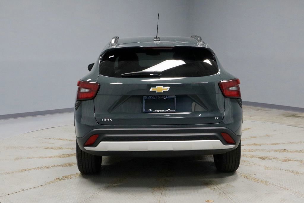 Used 2025 Chevrolet Trax LT w/ LT Convenience Package image 4