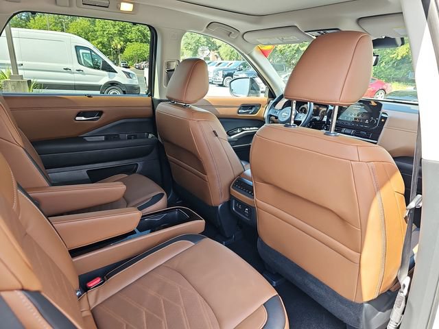 Used 2025 Nissan Pathfinder Platinum FWD image 11